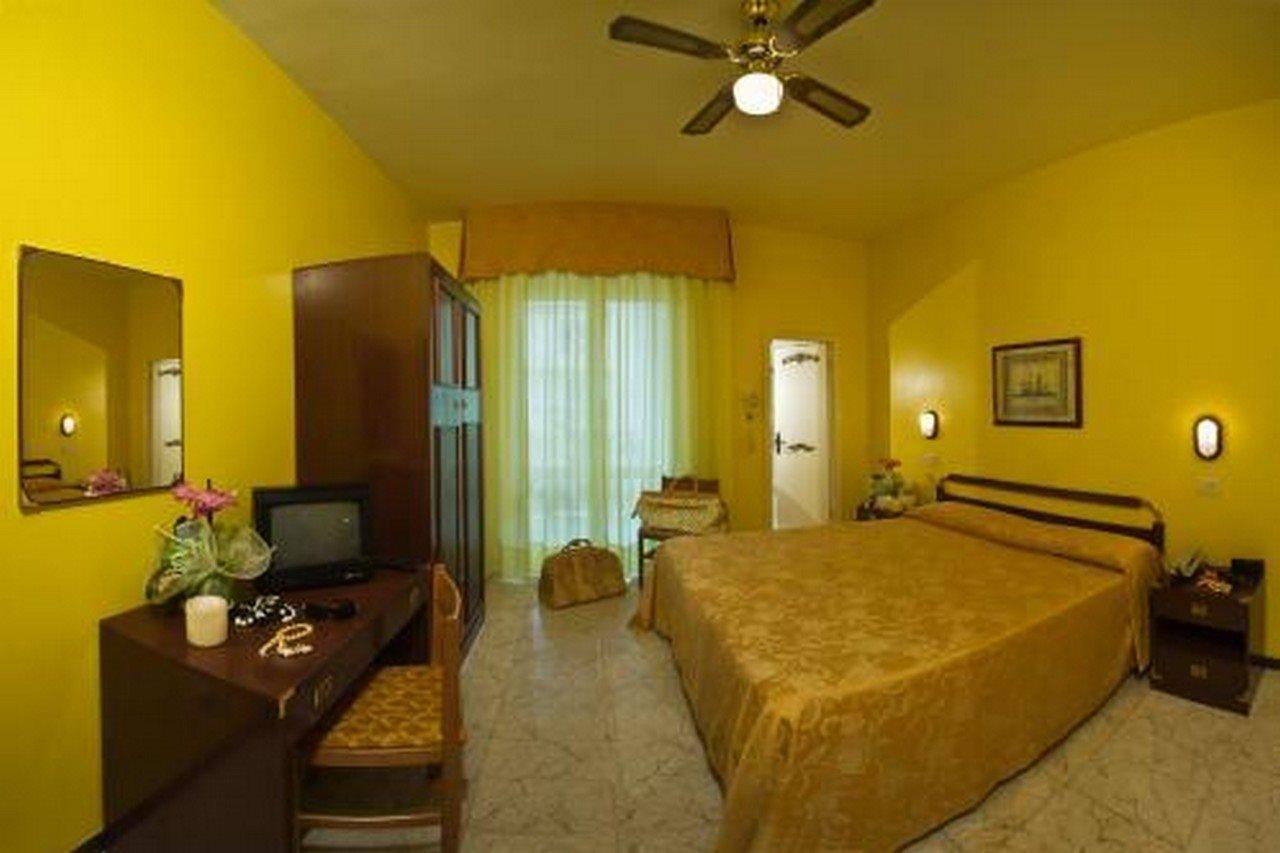 Hotel Maremonti Gabicce Mare Rum bild